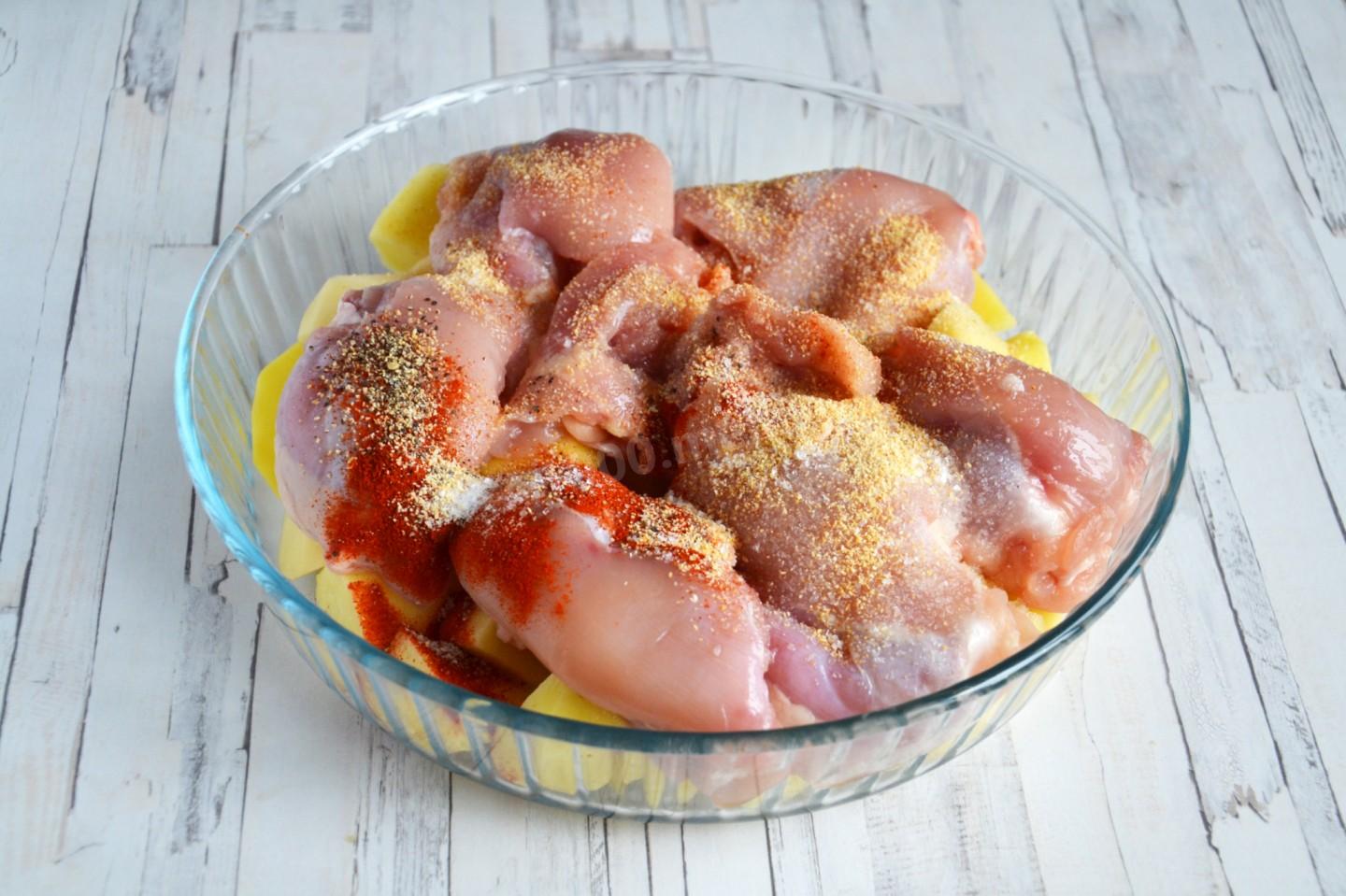 Шаг 5 приготовления Куриные бедрышки с картошкой