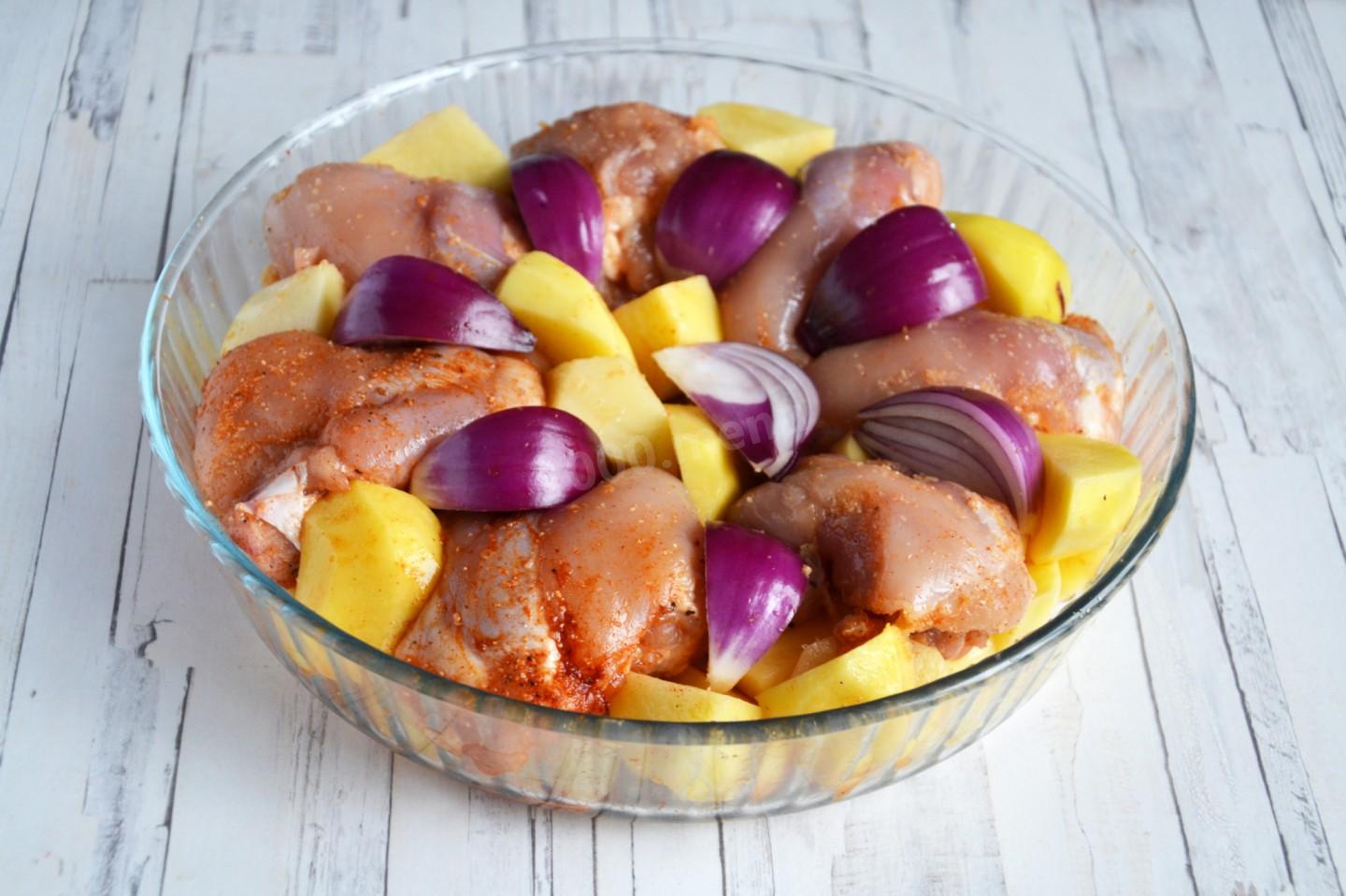 Шаг 6 приготовления Куриные бедрышки с картошкой