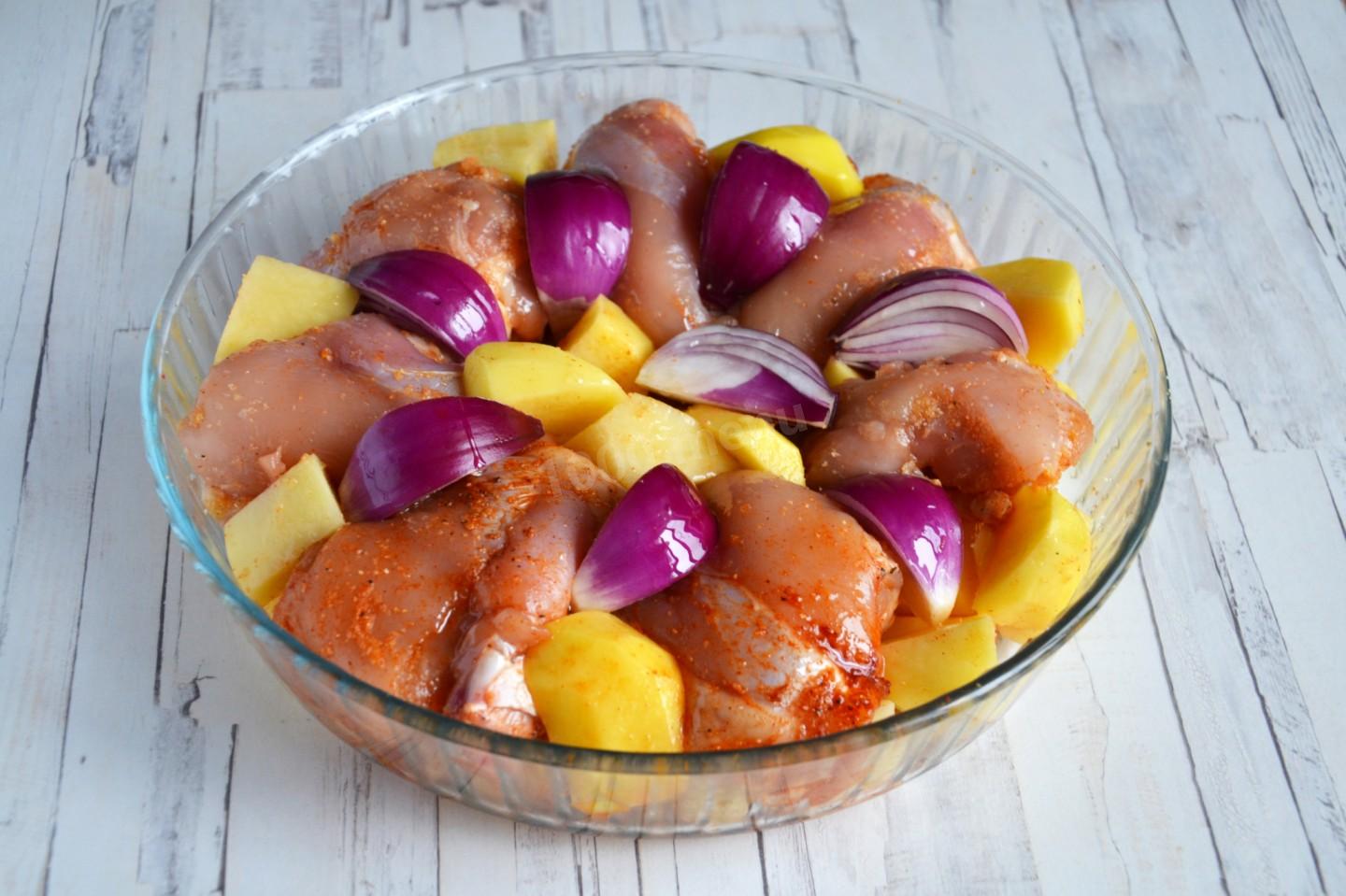 Шаг 7 приготовления Куриные бедрышки с картошкой