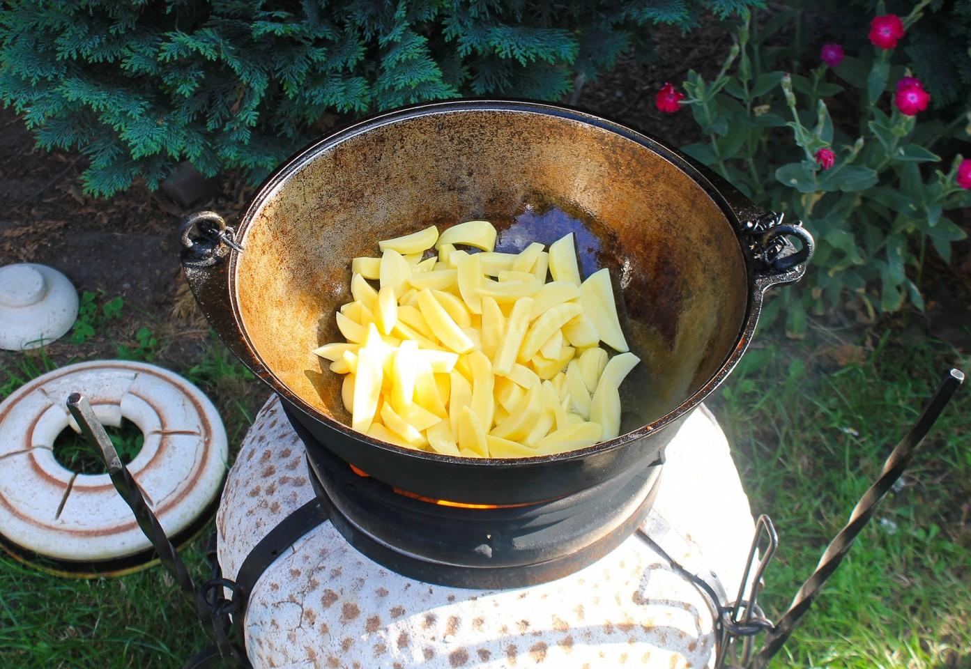 Шаг 11 приготовления Картошка с мясом на костре в казане
