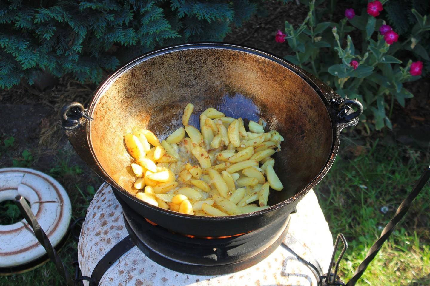 Шаг 12 приготовления Картошка с мясом на костре в казане