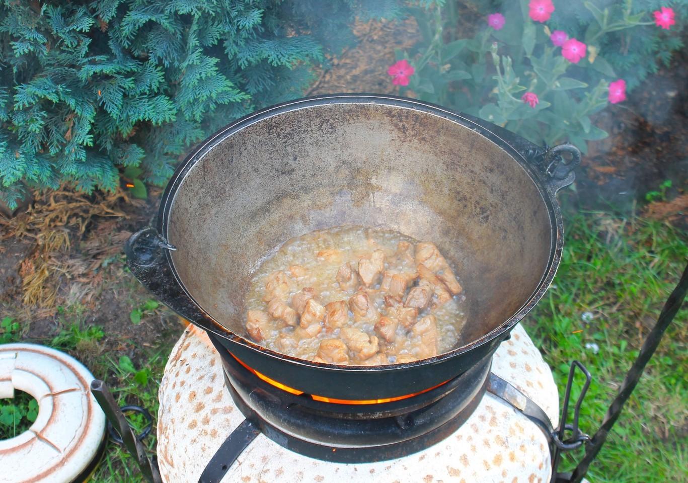 Шаг 14 приготовления Картошка с мясом на костре в казане