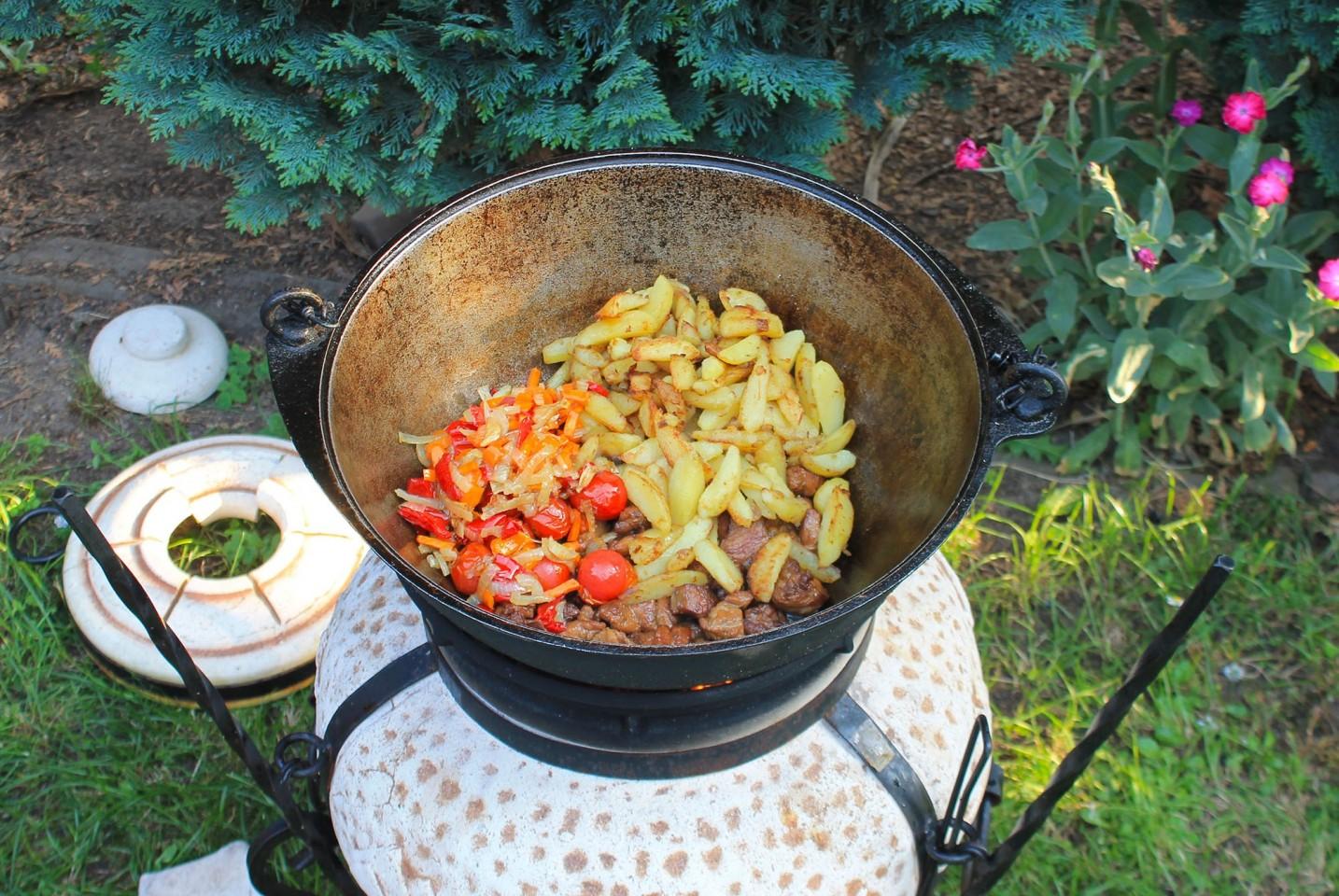 Шаг 18 приготовления Картошка с мясом на костре в казане
