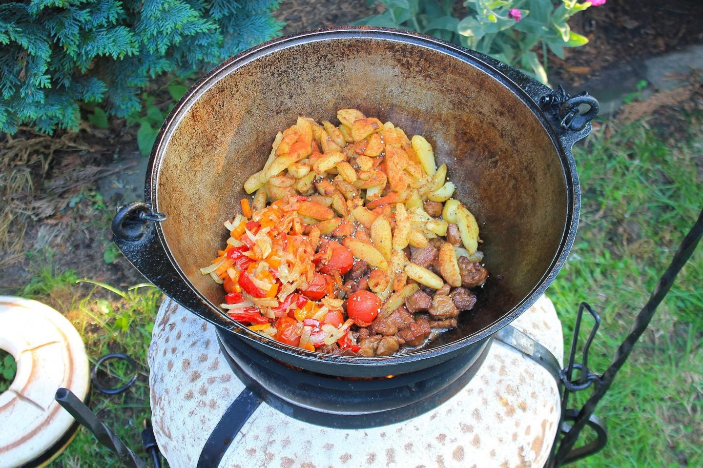 Шаг 19 приготовления Картошка с мясом на костре в казане