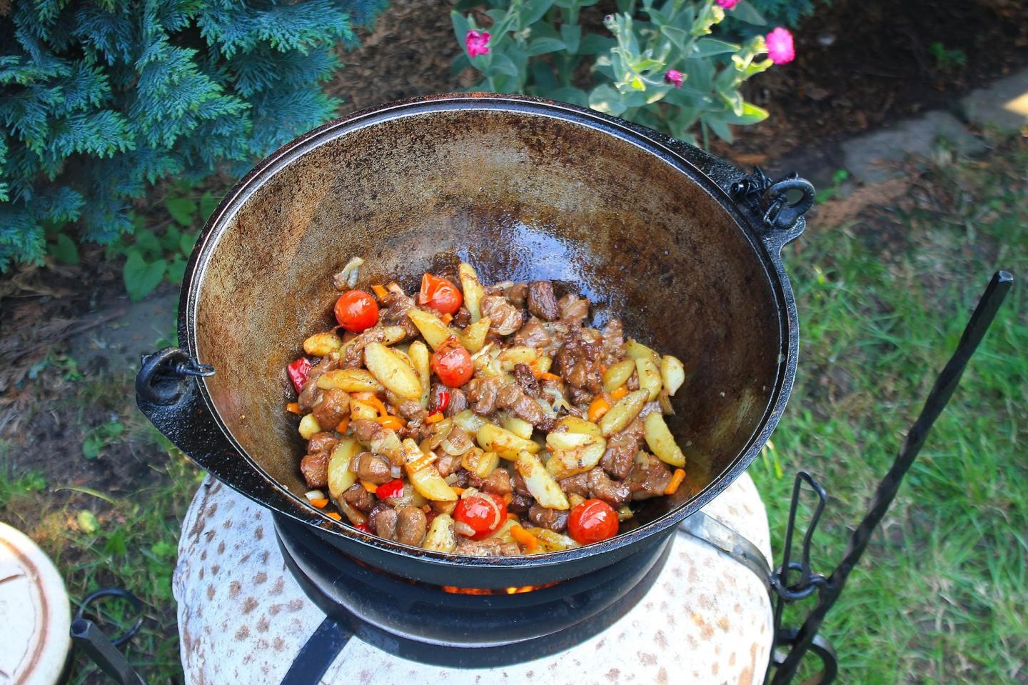 Шаг 20 приготовления Картошка с мясом на костре в казане