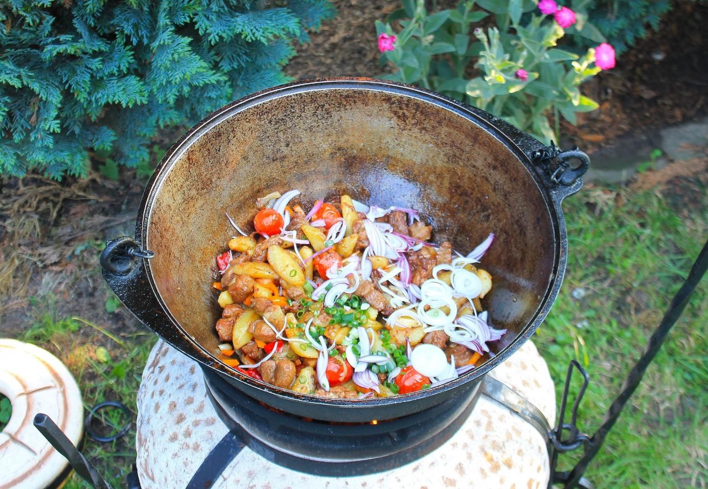 Шаг 21 приготовления Картошка с мясом на костре в казане