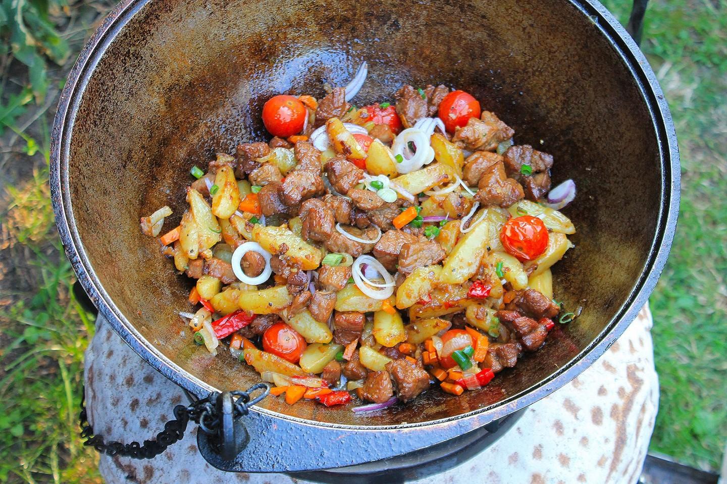 Шаг 22 приготовления Картошка с мясом на костре в казане