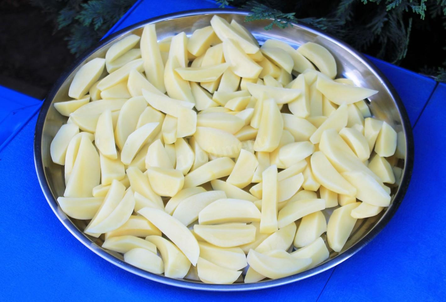 Шаг 7 приготовления Картошка с мясом на костре в казане