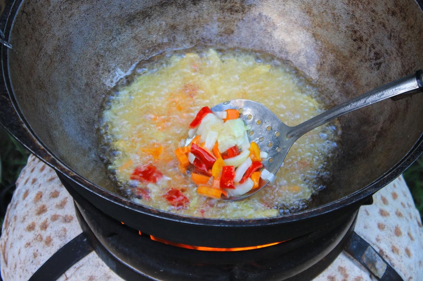 Шаг 8 приготовления Картошка с мясом на костре в казане
