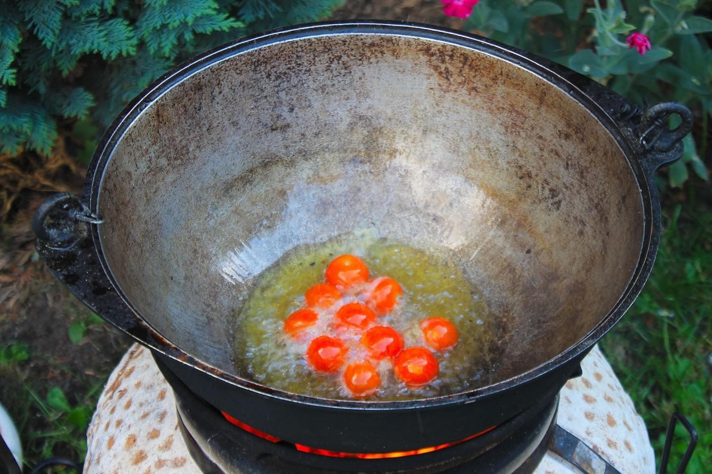 Шаг 9 приготовления Картошка с мясом на костре в казане
