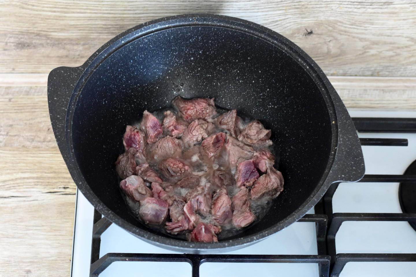 Шаг 6 приготовления Тушеное мясо в казане
