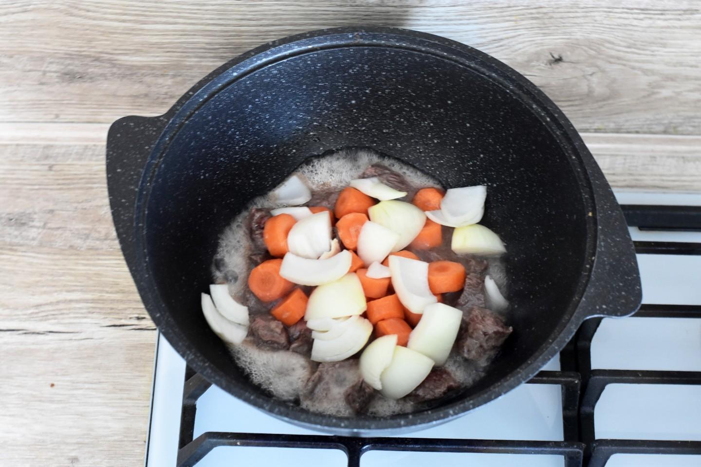Шаг 7 приготовления Тушеное мясо в казане