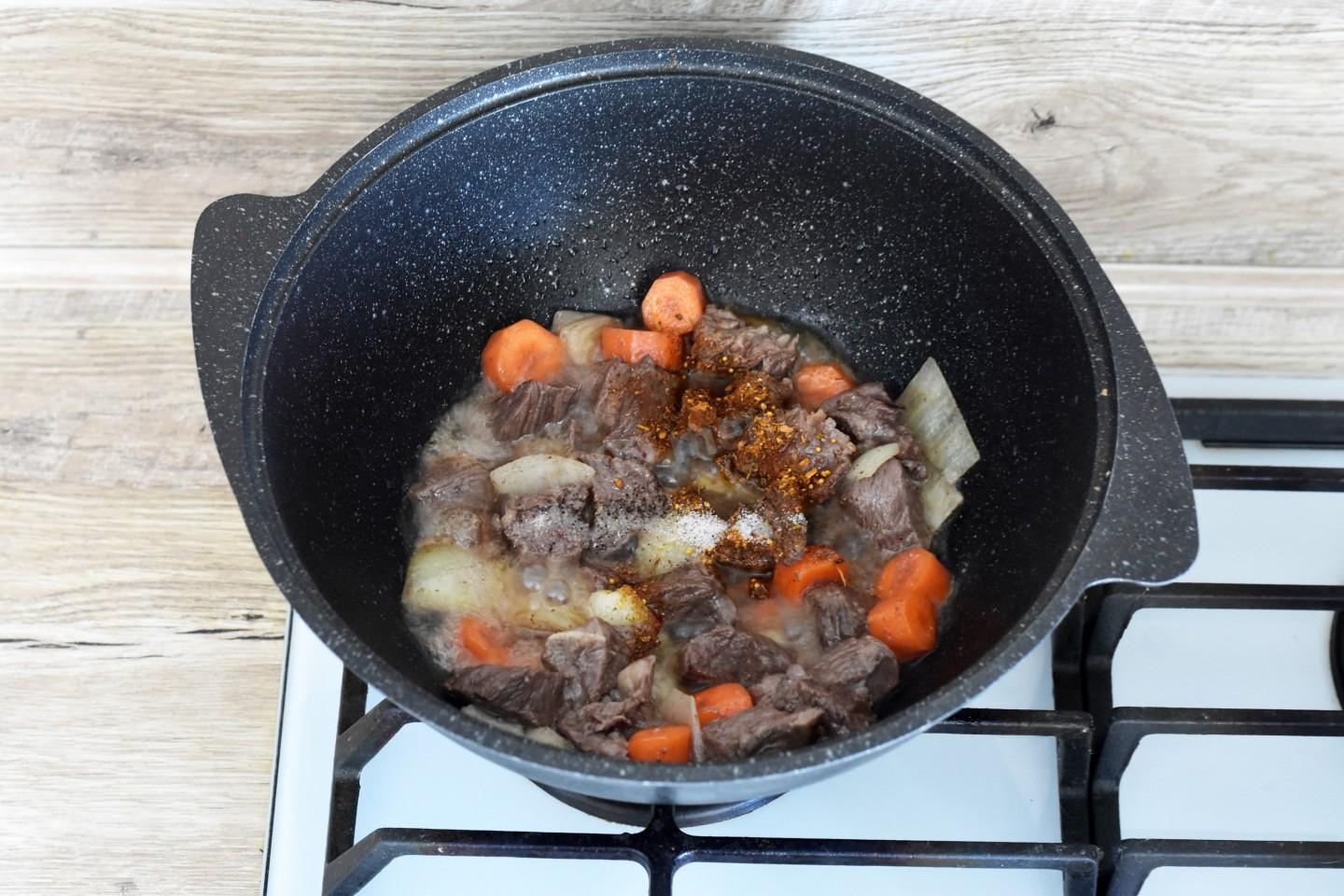 Шаг 8 приготовления Тушеное мясо в казане