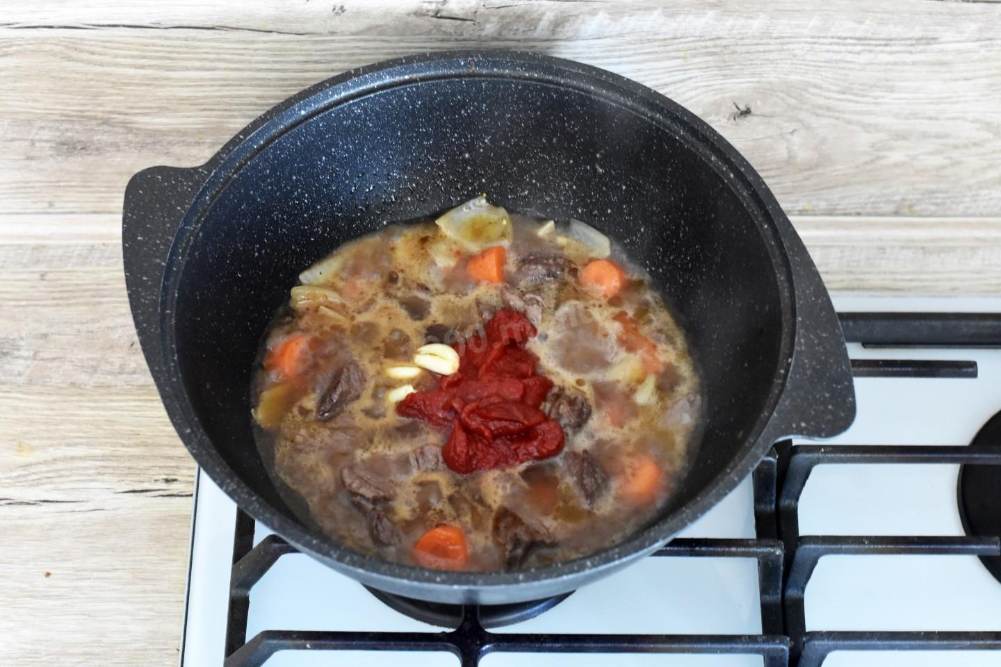 Шаг 9 приготовления Тушеное мясо в казане