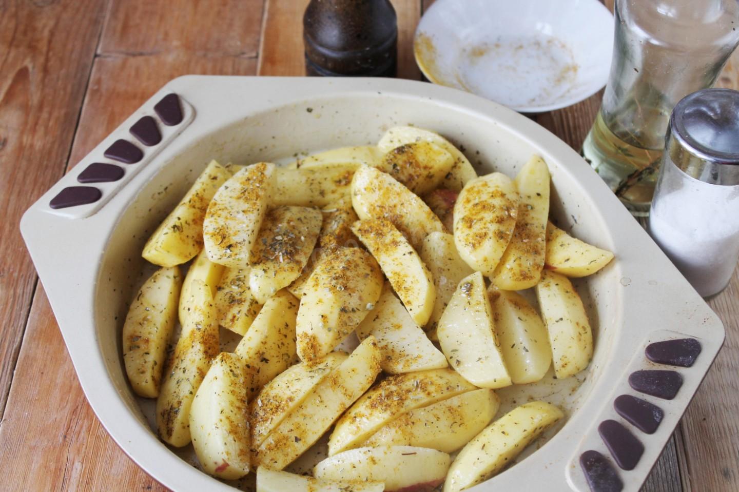 Шаг 4 приготовления Картофель дольками запеченный в духовке