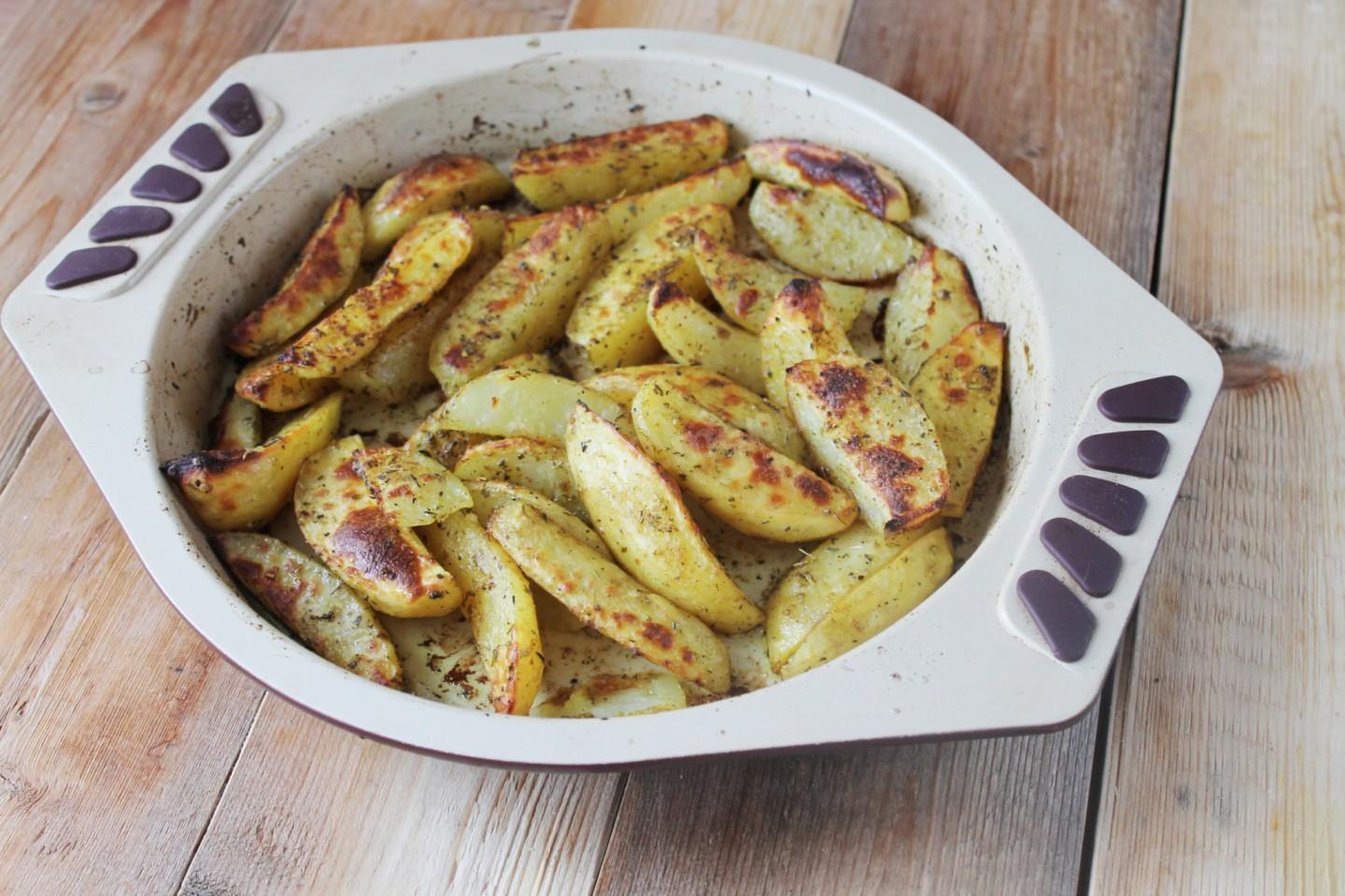 Шаг 5 приготовления Картофель дольками запеченный в духовке