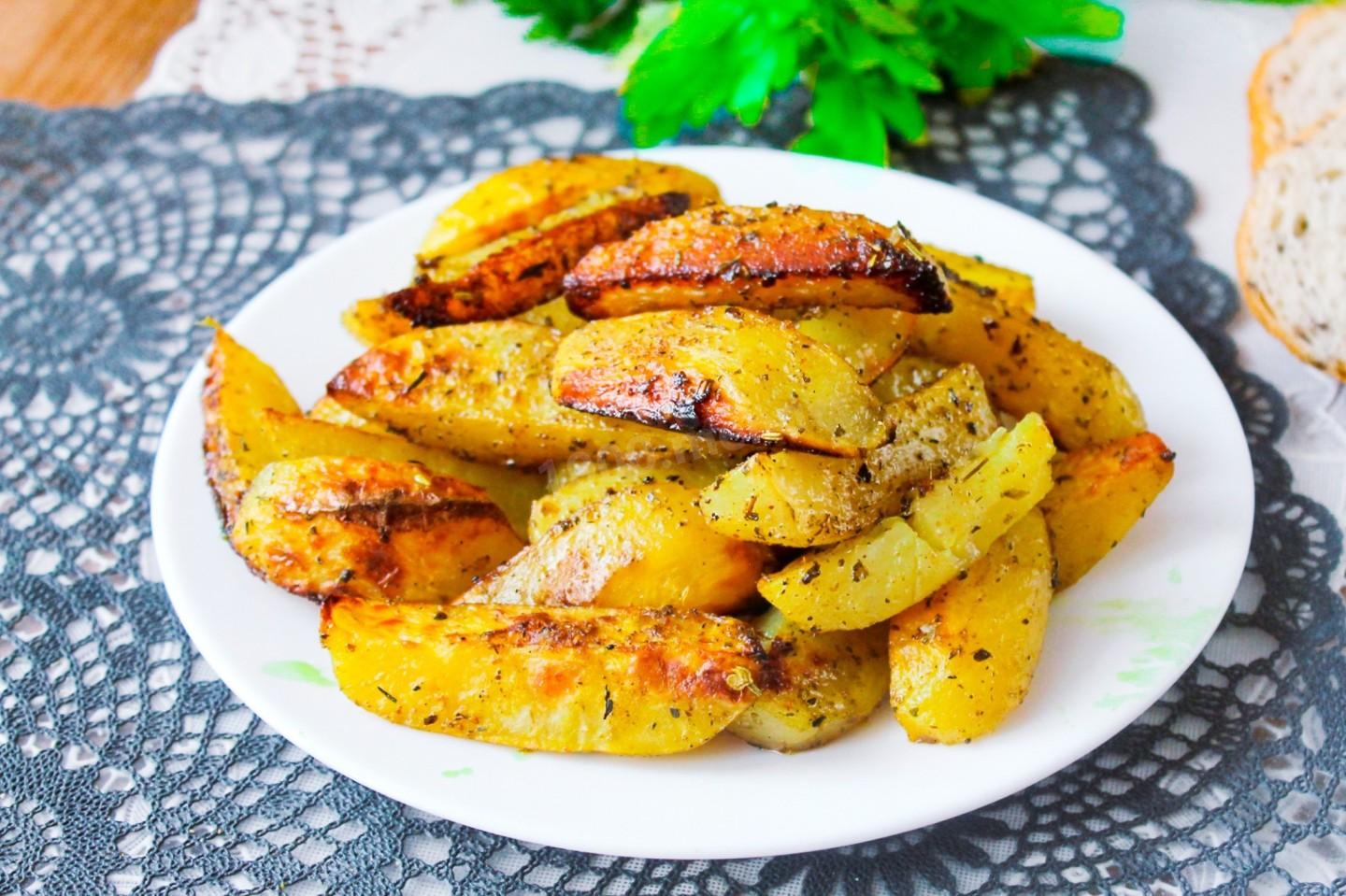 Шаг 6 приготовления Картофель дольками запеченный в духовке