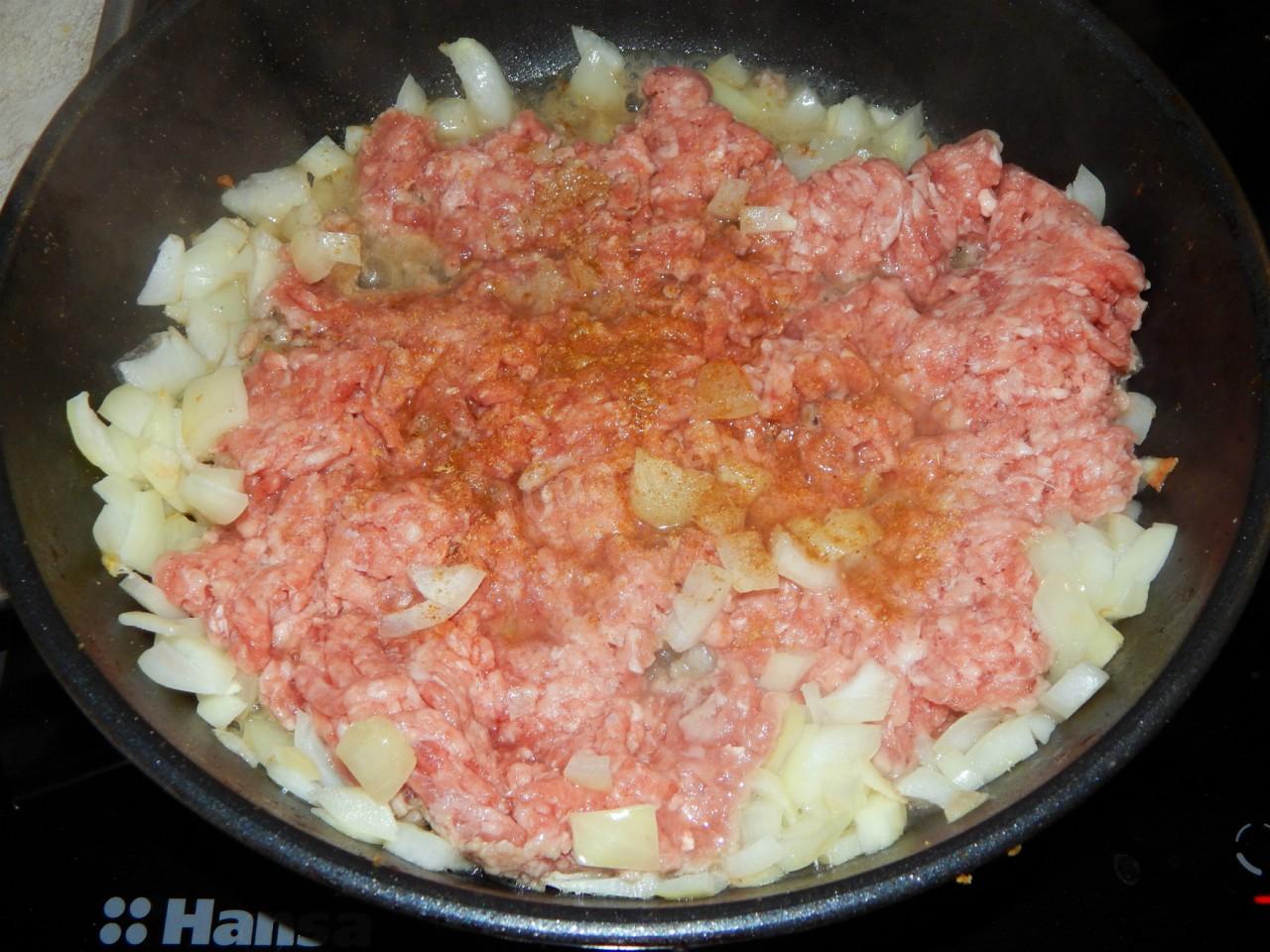 Шаг 4 приготовления Фарш в соусе из сметаны