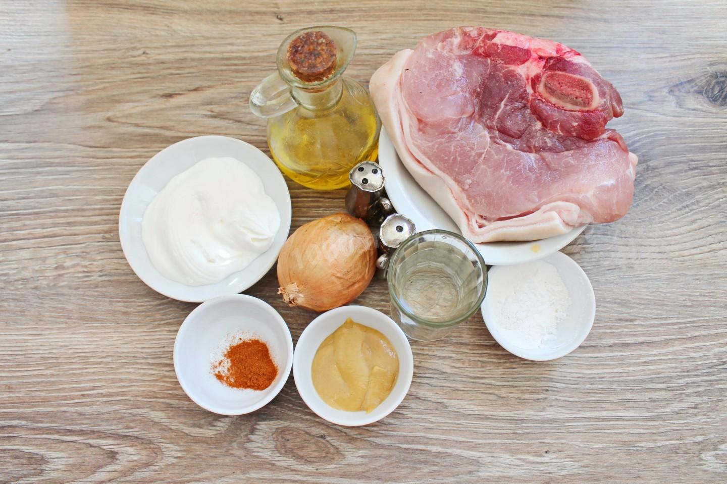 Шаг 1 приготовления Мясо тушеное в сметане - в сметанном соусе