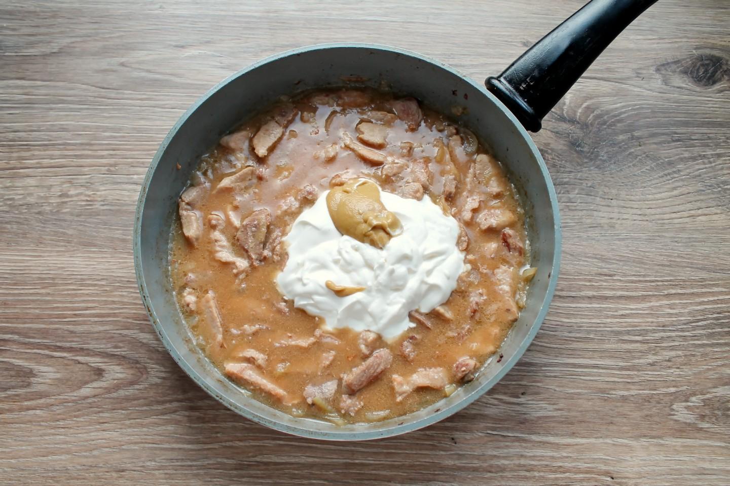 Шаг 10 приготовления Мясо тушеное в сметане - в сметанном соусе