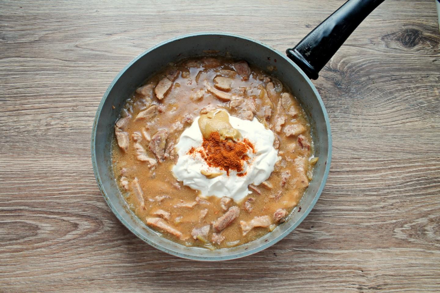 Шаг 11 приготовления Мясо тушеное в сметане - в сметанном соусе