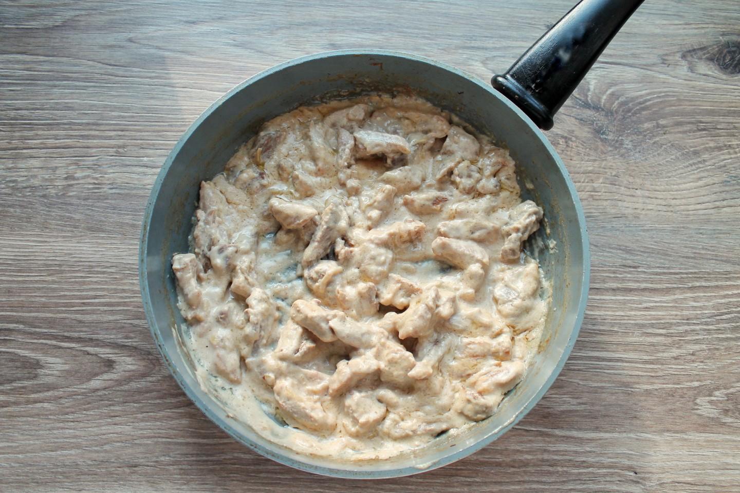 Шаг 12 приготовления Мясо тушеное в сметане - в сметанном соусе