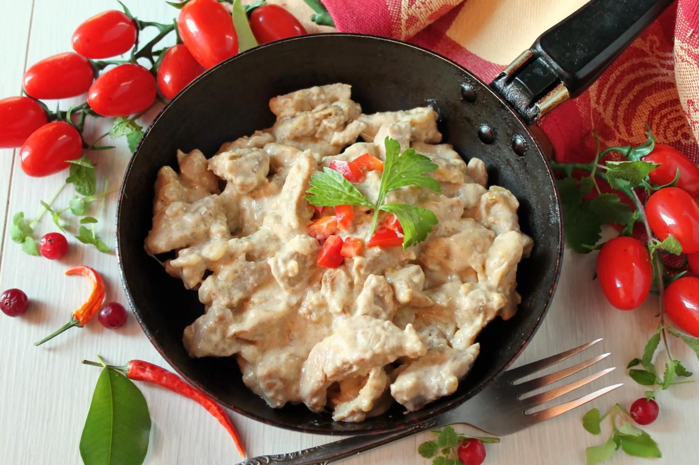 Шаг 13 приготовления Мясо тушеное в сметане - в сметанном соусе