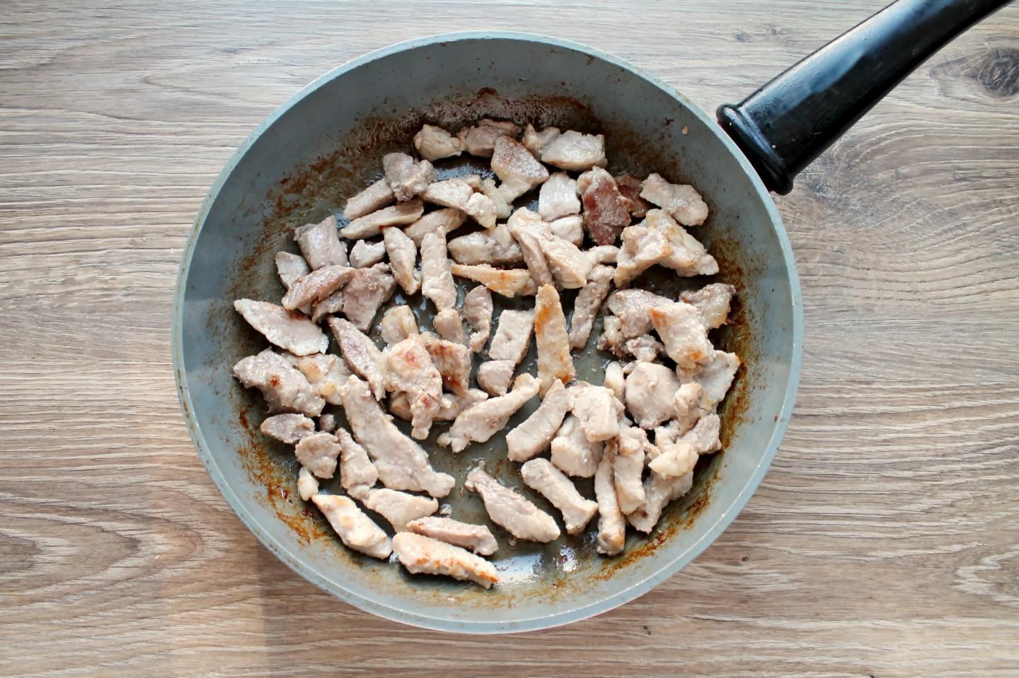 Шаг 3 приготовления Мясо тушеное в сметане - в сметанном соусе
