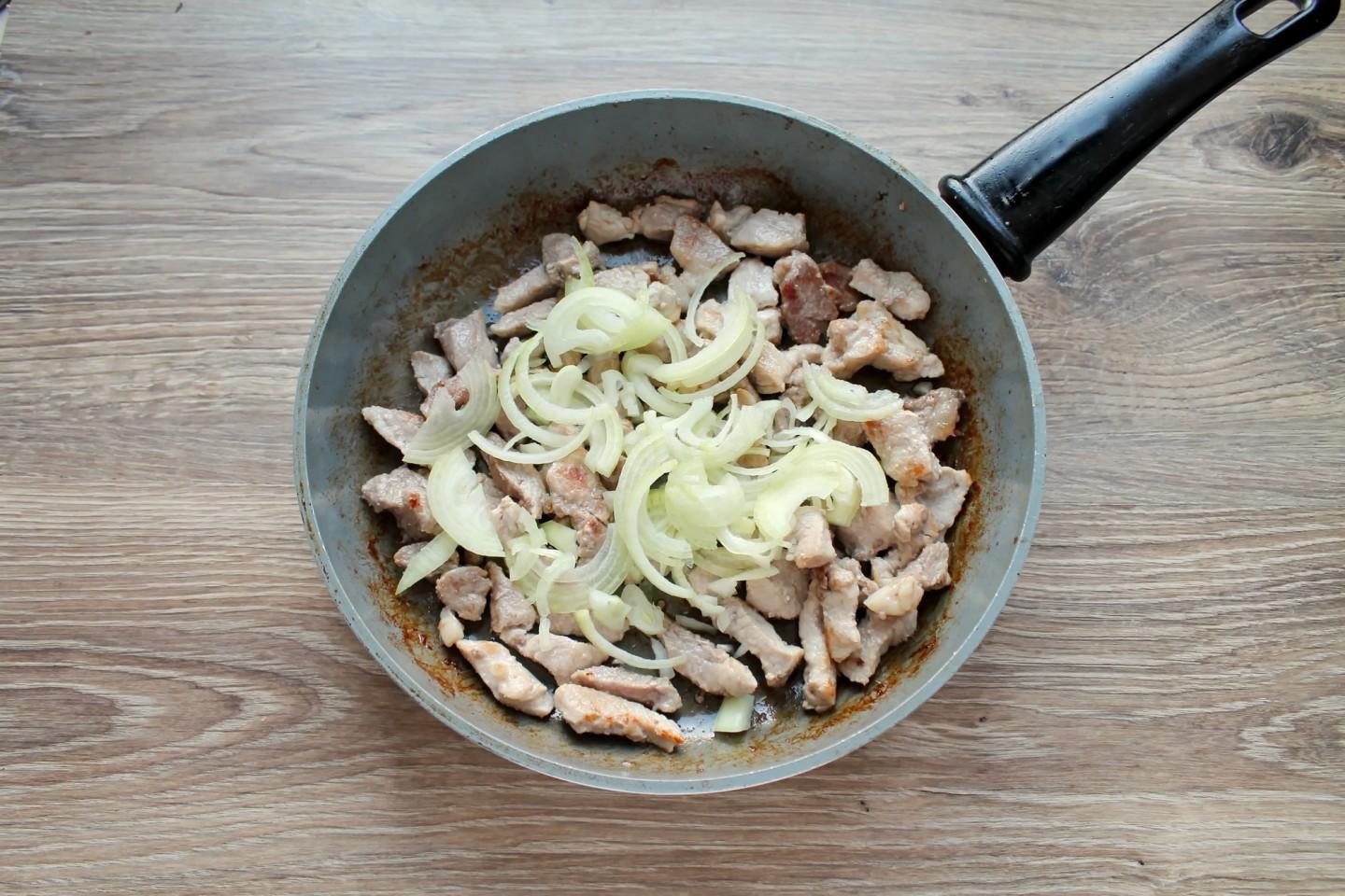 Шаг 4 приготовления Мясо тушеное в сметане - в сметанном соусе