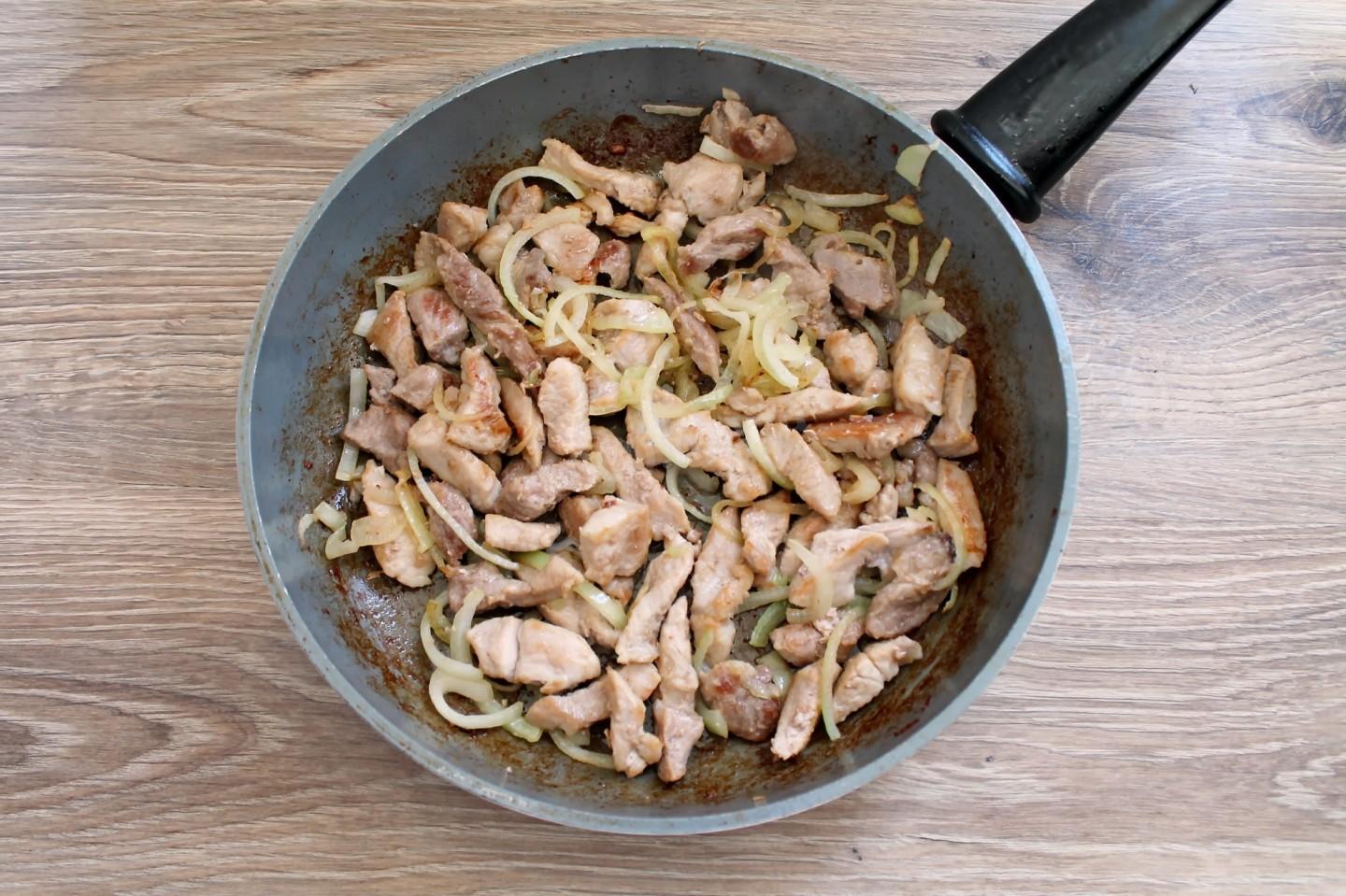 Шаг 5 приготовления Мясо тушеное в сметане - в сметанном соусе