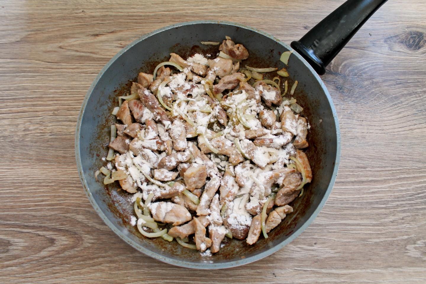 Шаг 6 приготовления Мясо тушеное в сметане - в сметанном соусе