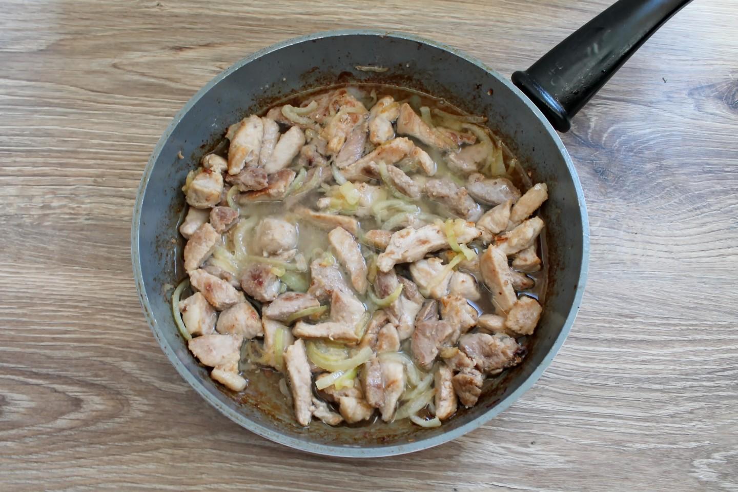 Шаг 7 приготовления Мясо тушеное в сметане - в сметанном соусе
