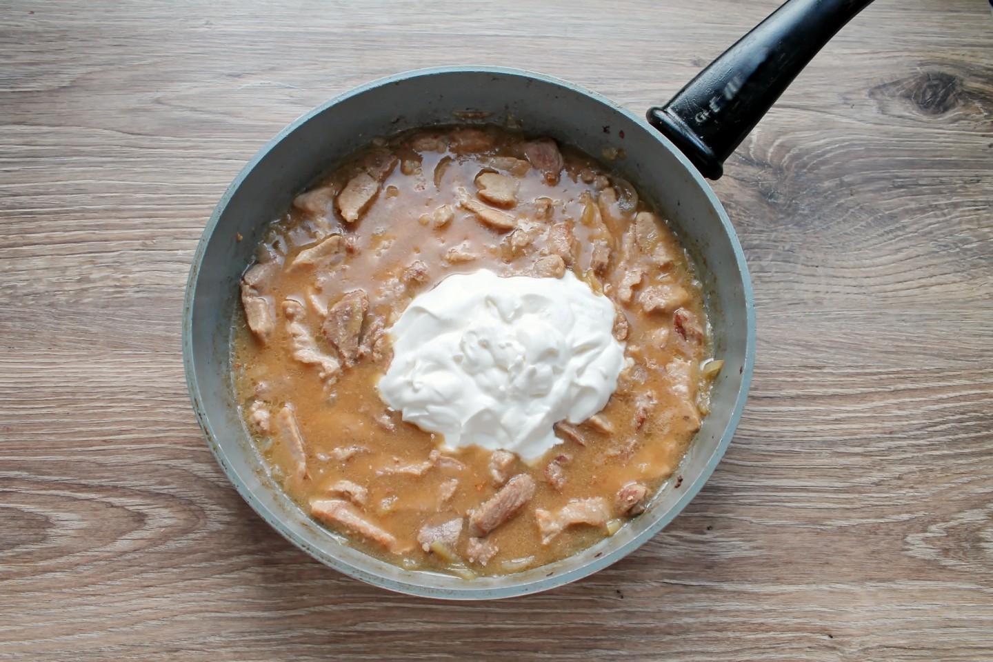 Шаг 9 приготовления Мясо тушеное в сметане - в сметанном соусе