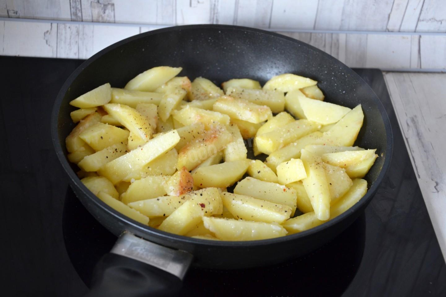 Шаг 7 приготовления Жареная картошка с золотистой корочкой