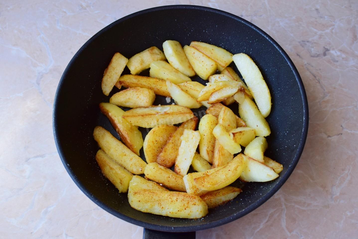 Шаг 6 приготовления Жареная картошка с мясом на сковороде