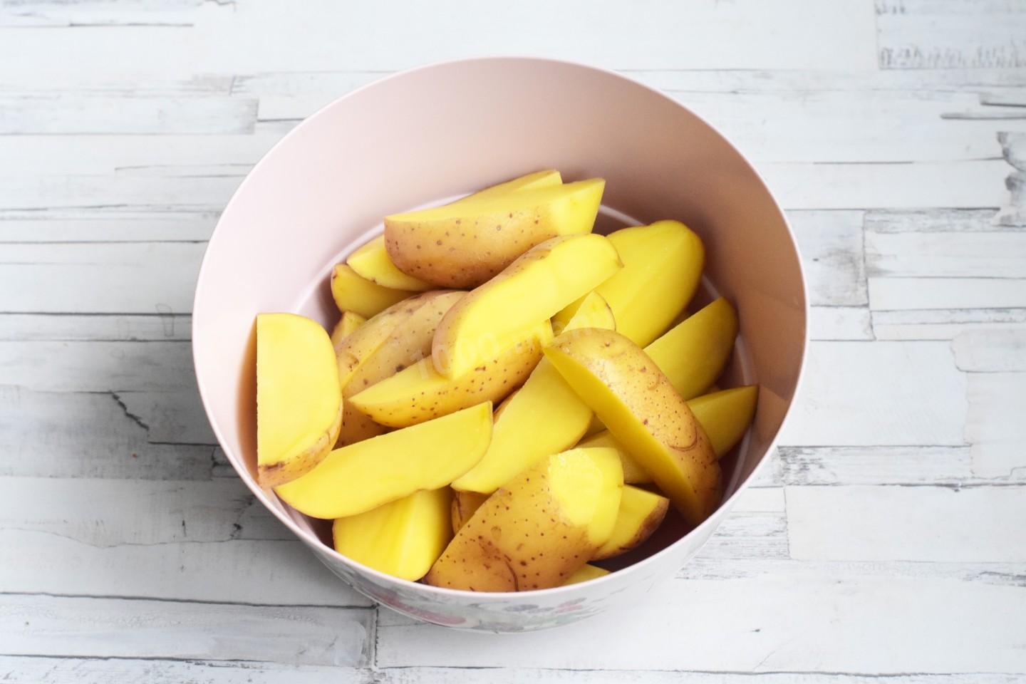 Шаг 6 приготовления Картошка с курицей и помидорами в духовке