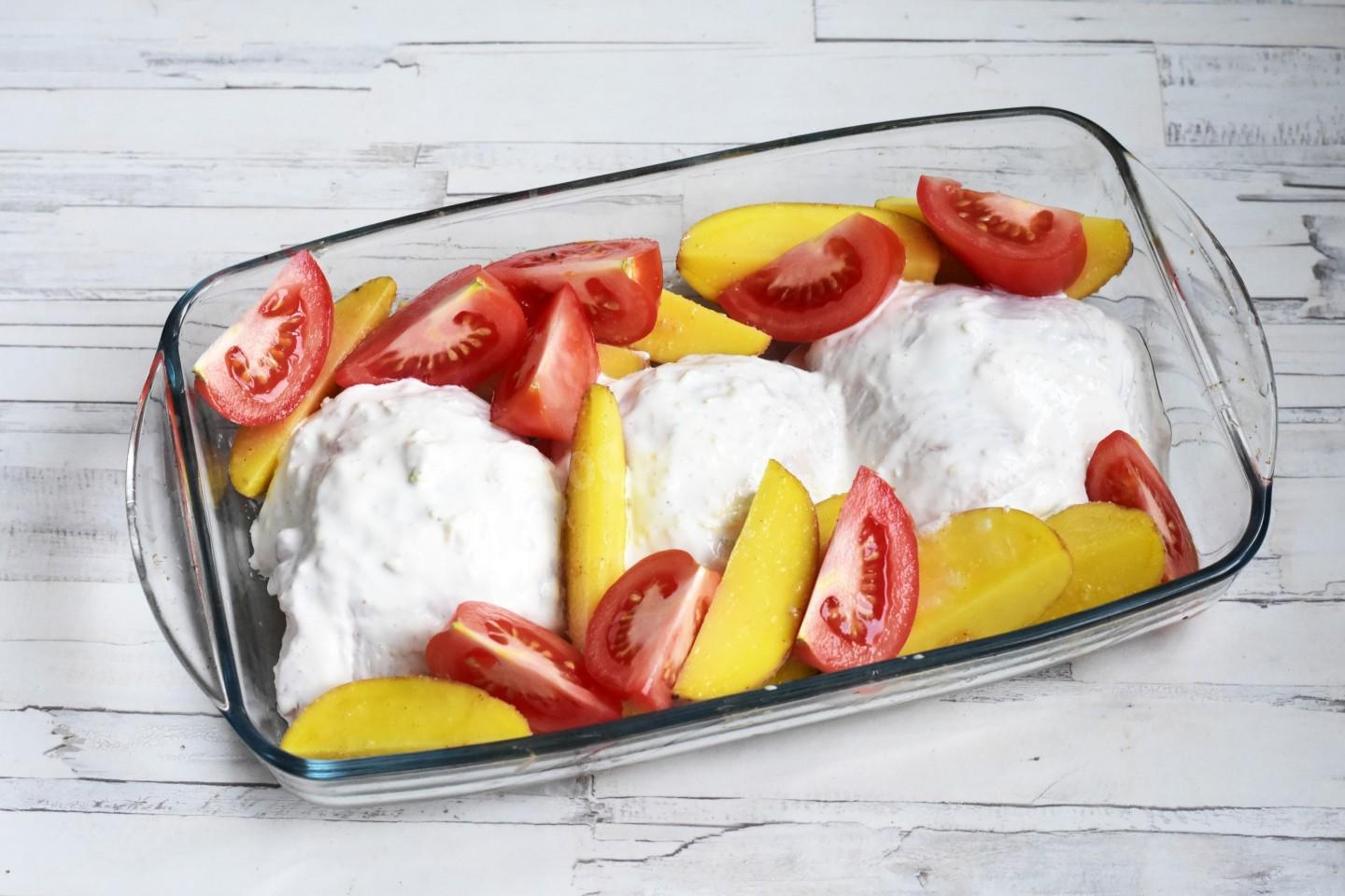 Шаг 9 приготовления Картошка с курицей и помидорами в духовке