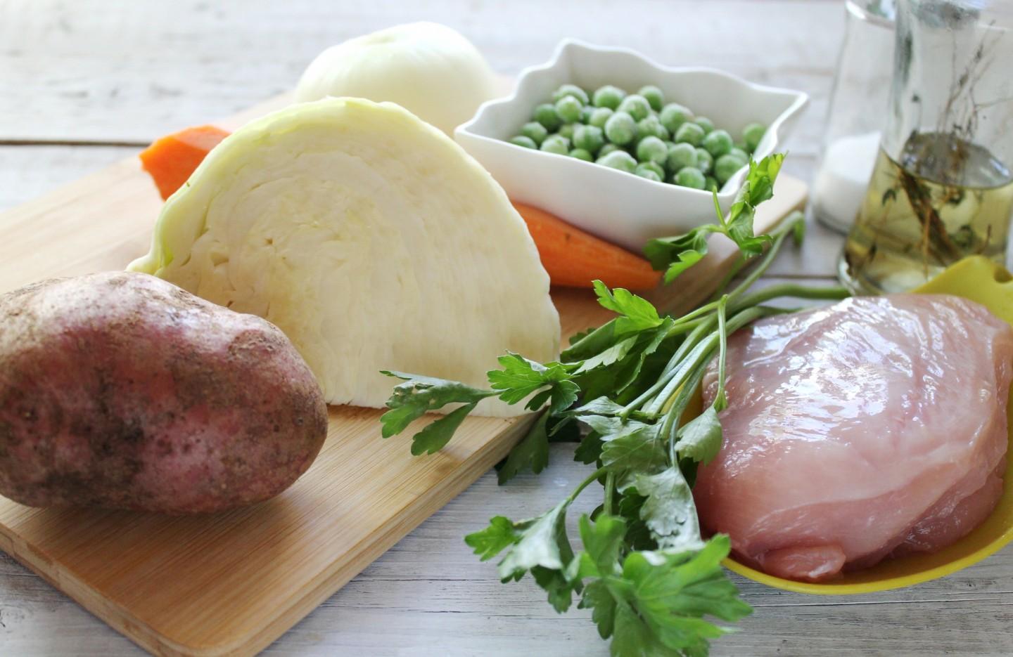 Шаг 1 приготовления рагу с курицей, картошкой и капустой овощное