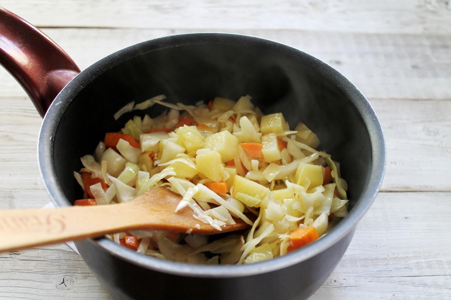Шаг 7 приготовления рагу с курицей, картошкой и капустой овощное