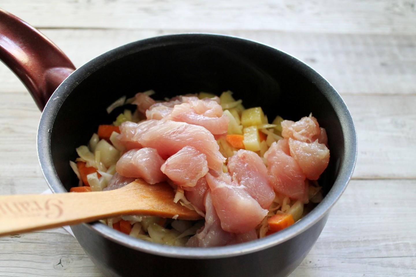 Шаг 8 приготовления рагу с курицей, картошкой и капустой овощное