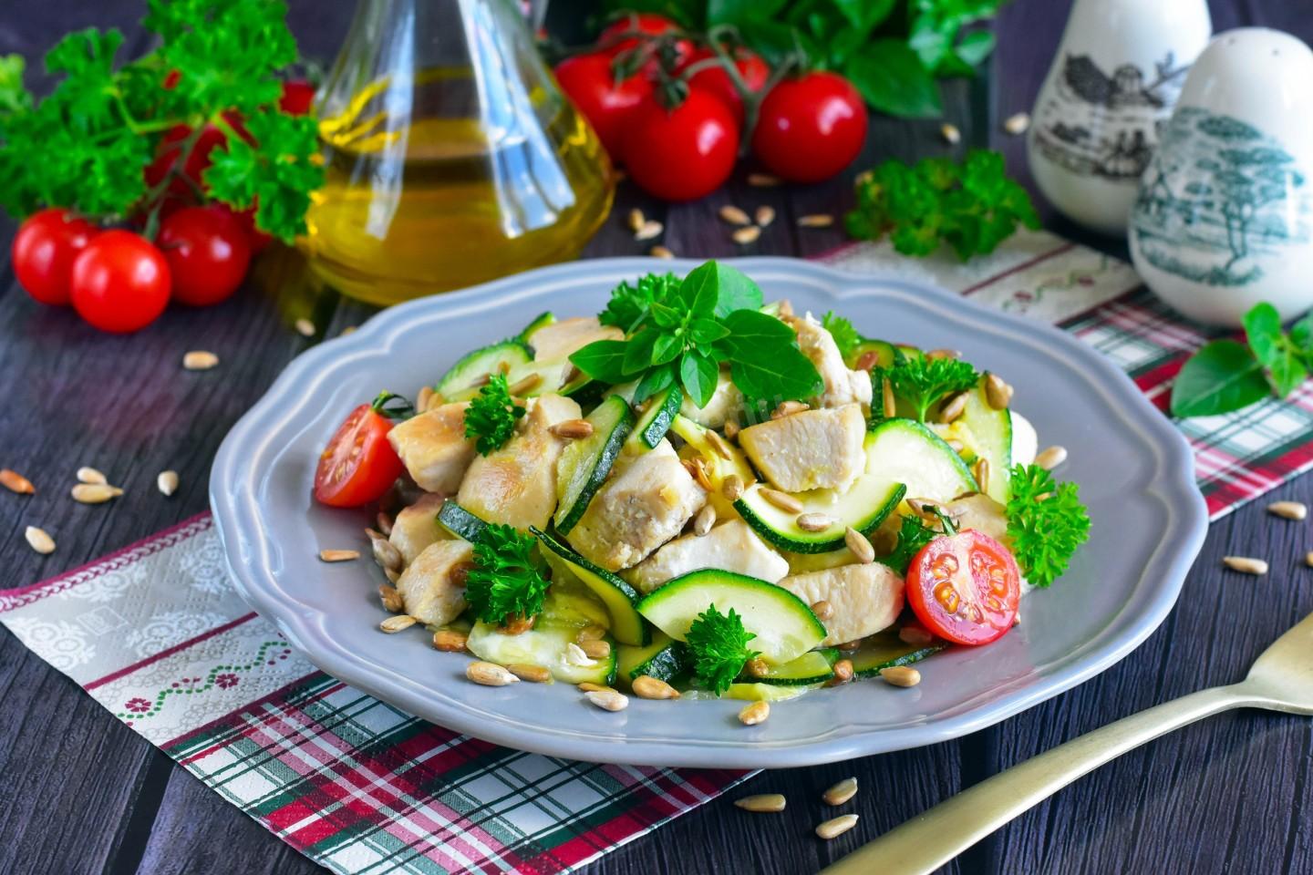 Шаг 7 приготовления Куриная сковорода с кабачками