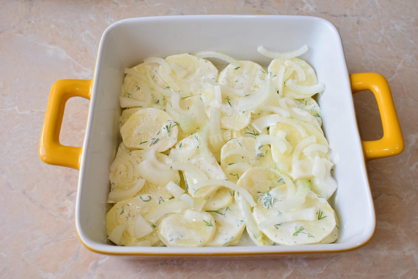 Шаг 5 приготовления Мясо по французски картофель свинина помидоры