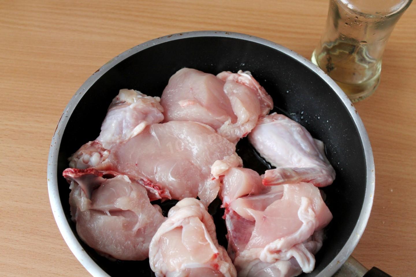Шаг 3 приготовления Тушеная курица на сковороде