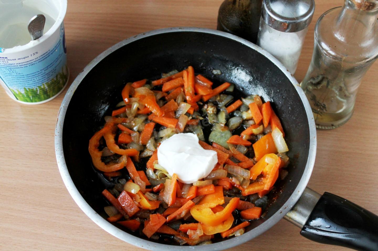 Шаг 5 приготовления Тушеная курица на сковороде
