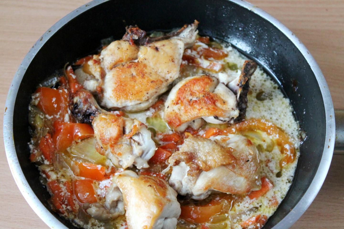 Шаг 6 приготовления Тушеная курица на сковороде