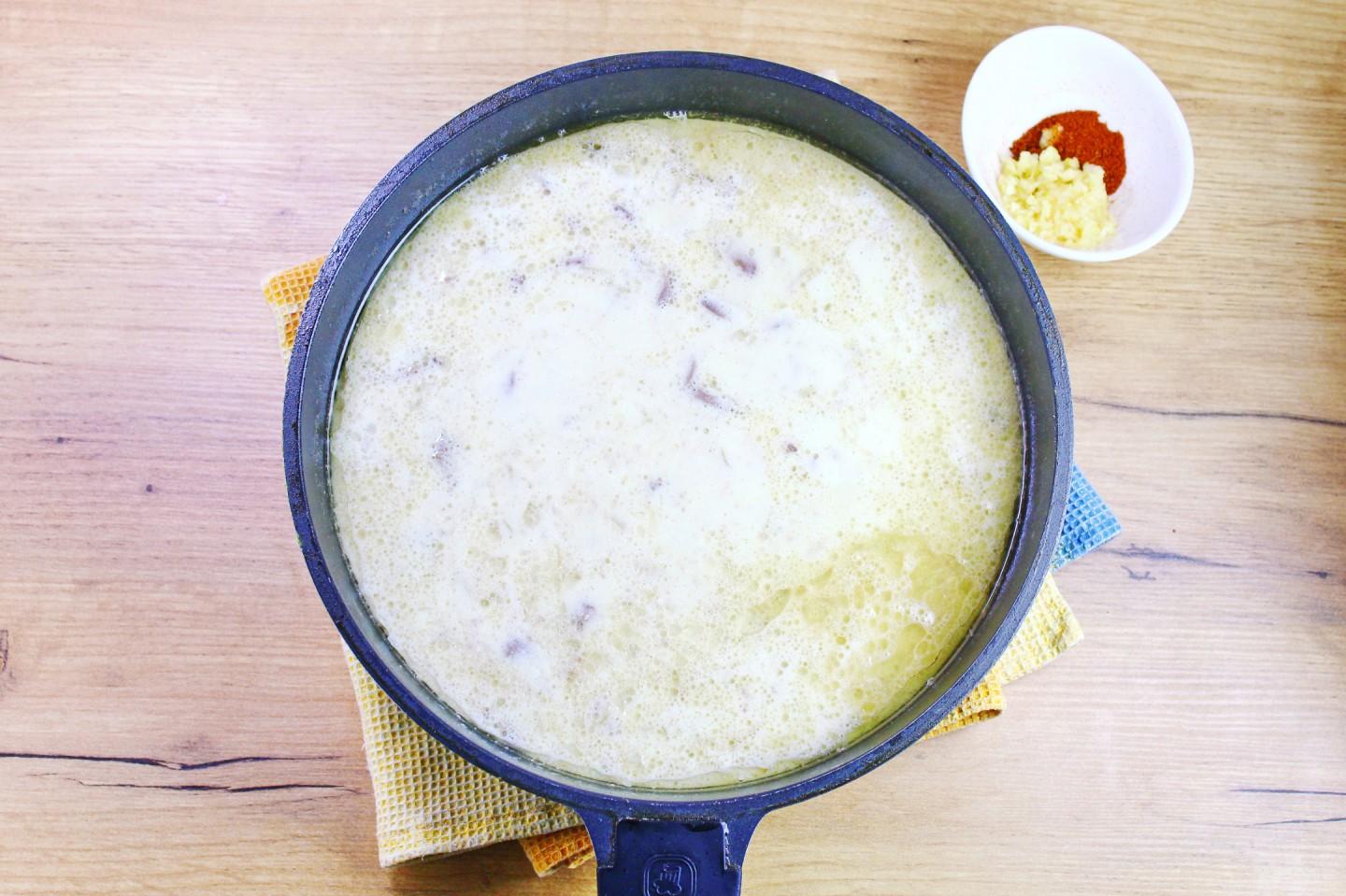 Шаг 8 приготовления Куриные сердечки в сметанном соусе на сковороде
