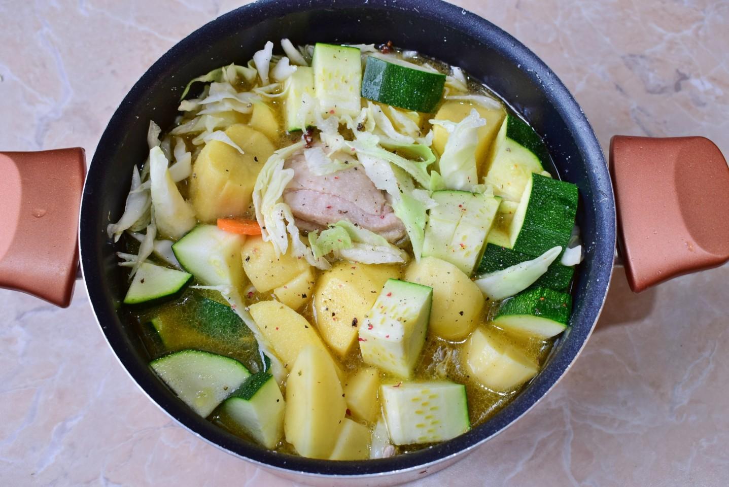 Шаг 7 приготовления Овощное рагу с курицей и кабачками