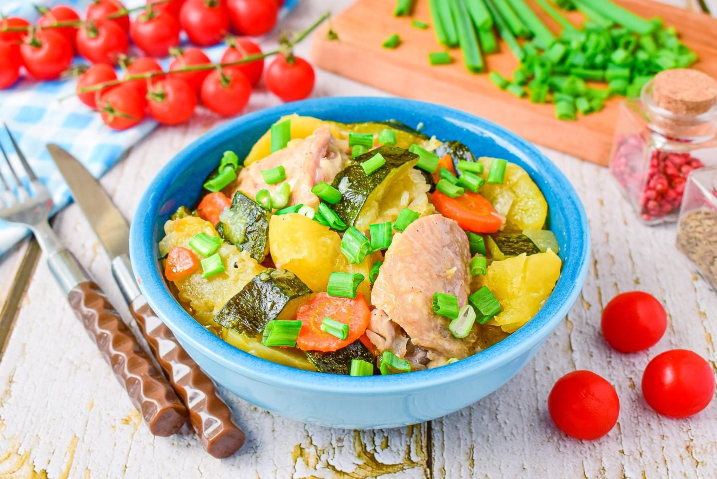 Обложка рецепта Овощное рагу с курицей и кабачками