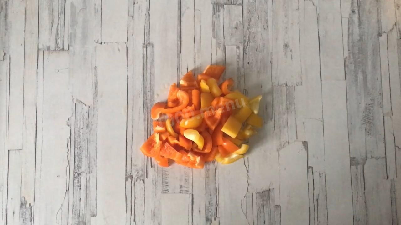 Шаг 3 приготовления Салат с пекинской капустой и горошком из индейки