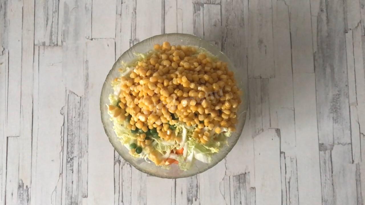 Шаг 5 приготовления Салат с пекинской капустой и горошком из индейки